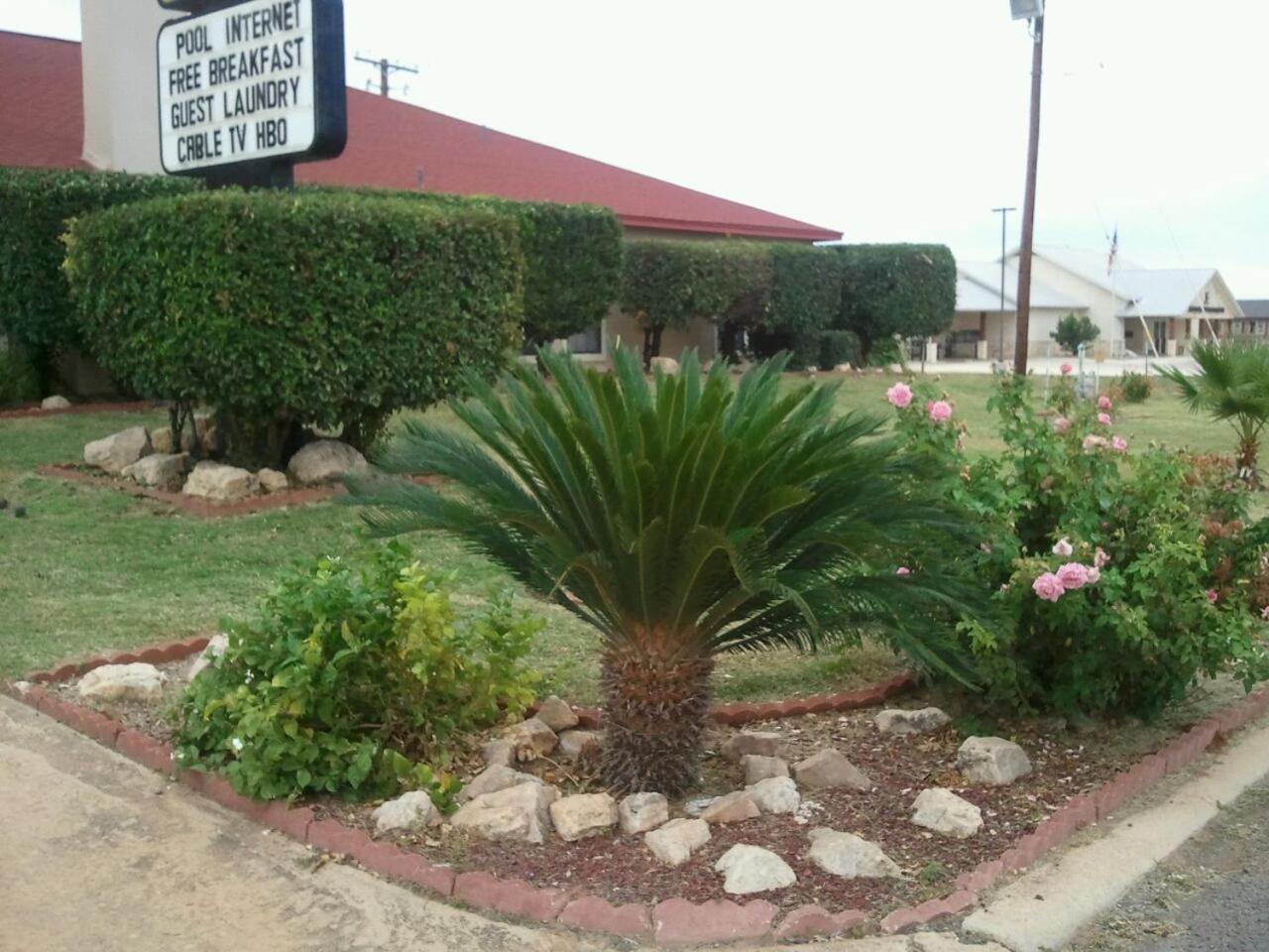 Royal Inn Pearsall Exterior foto
